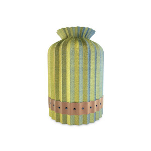 Jarrón Solenne | Diseño vertical con detalles en cuero