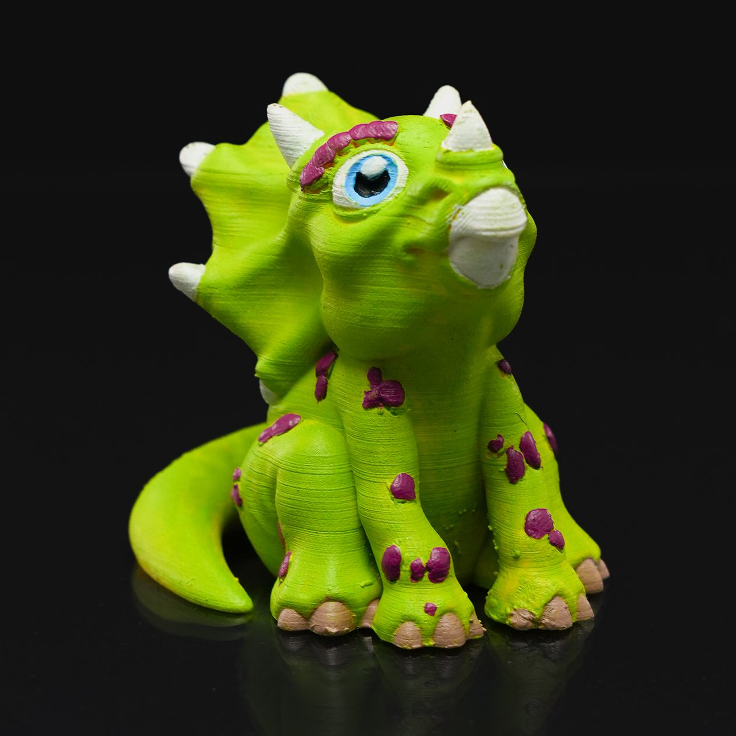Figura decorativa con forma de huevo Triceratops