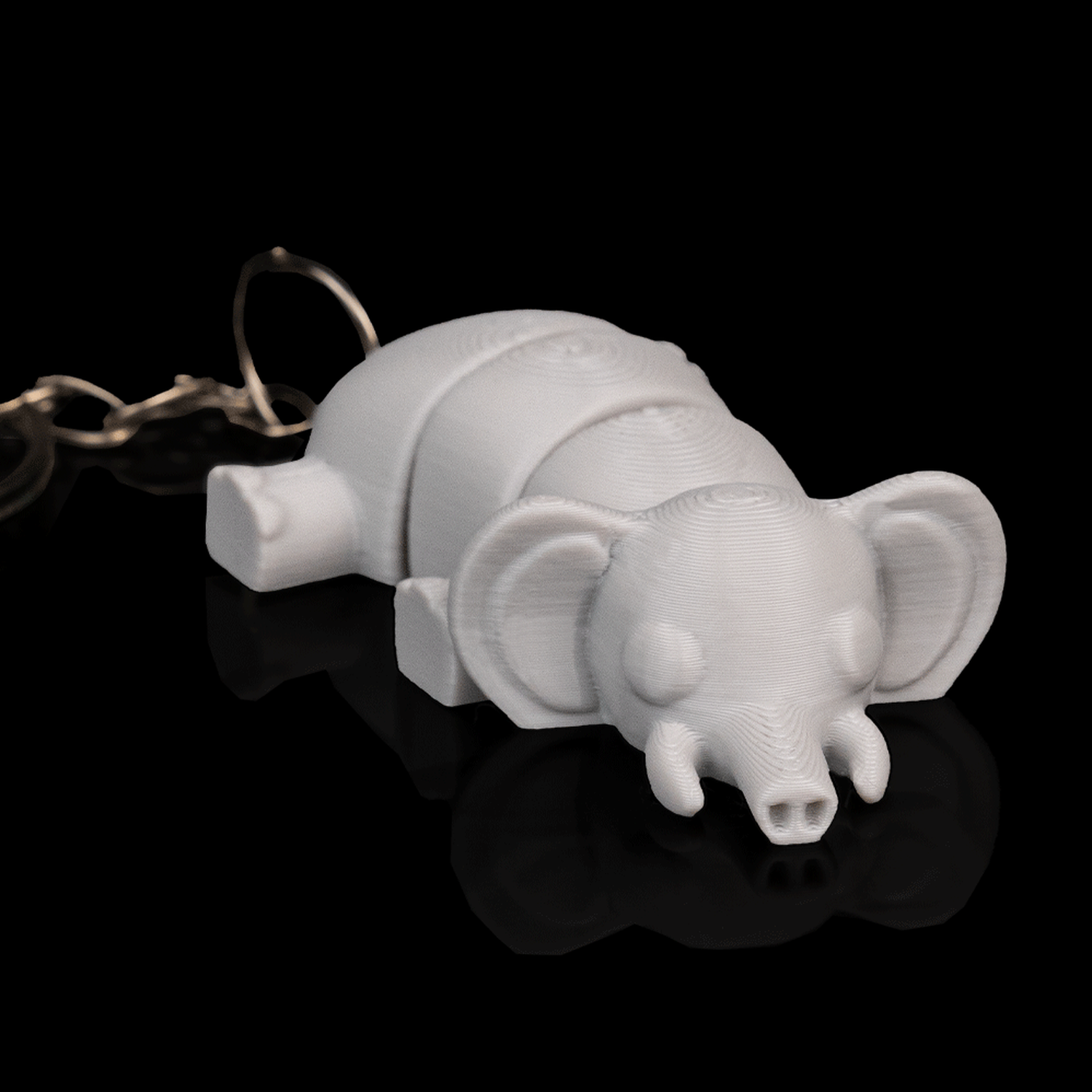 Llavero de elefante relajado