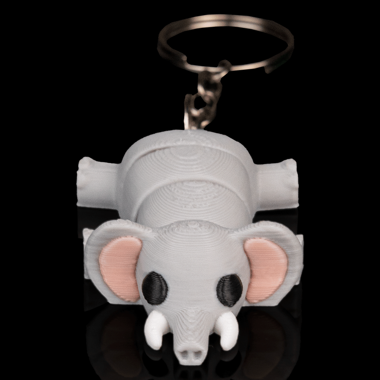 Llavero de elefante relajado