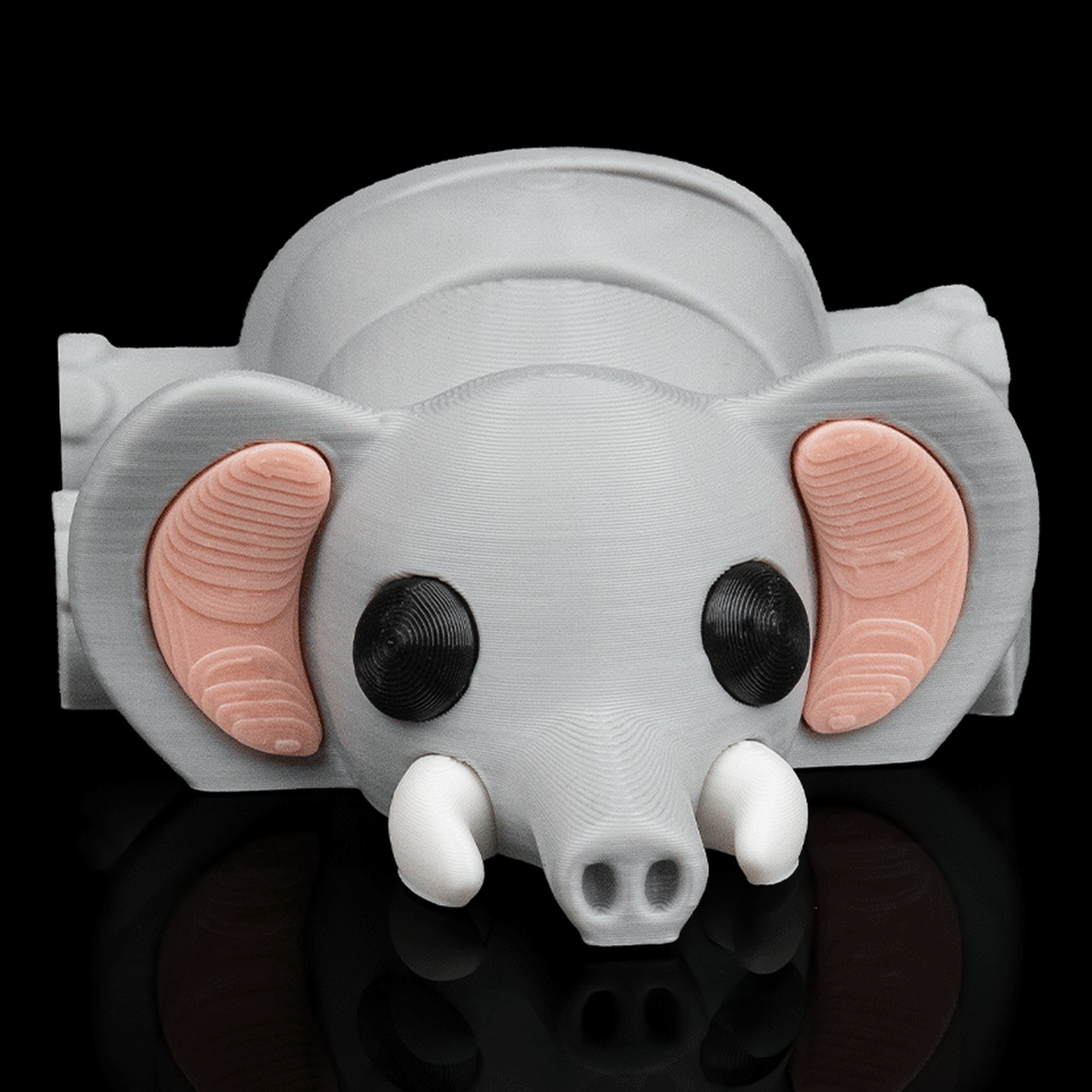 Llavero de elefante relajado