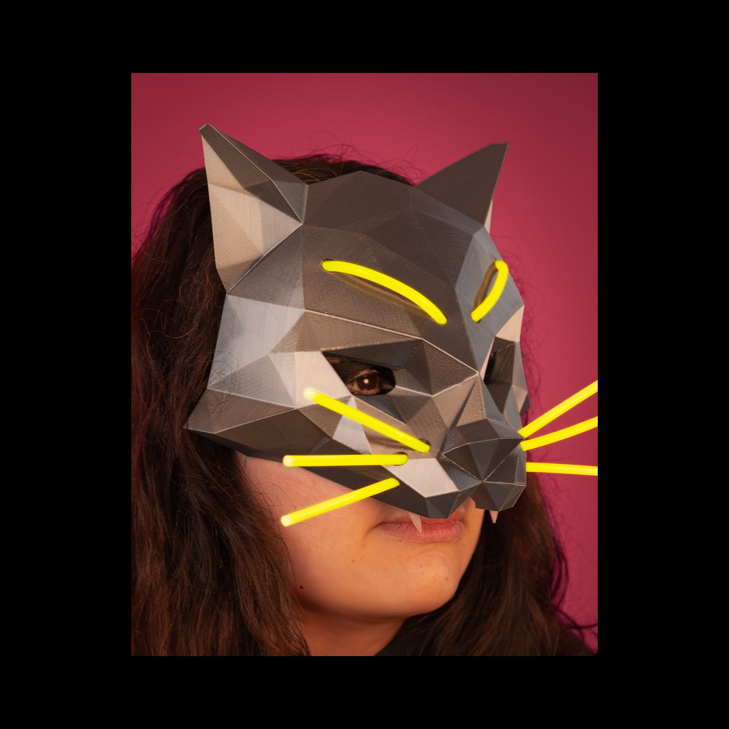 Máscara felina geométrica HexaCat