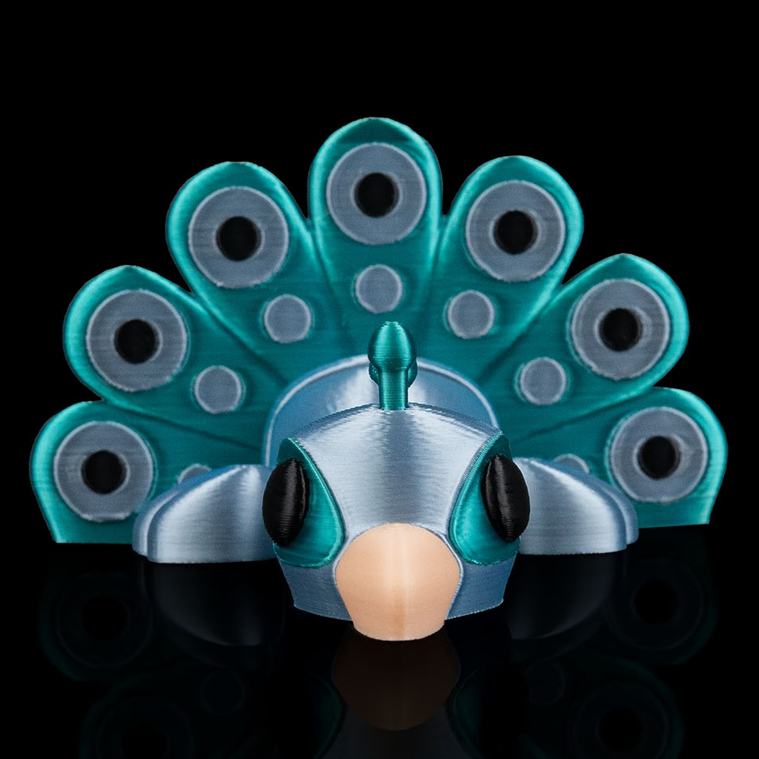 Llavero Peacock in Field Nest