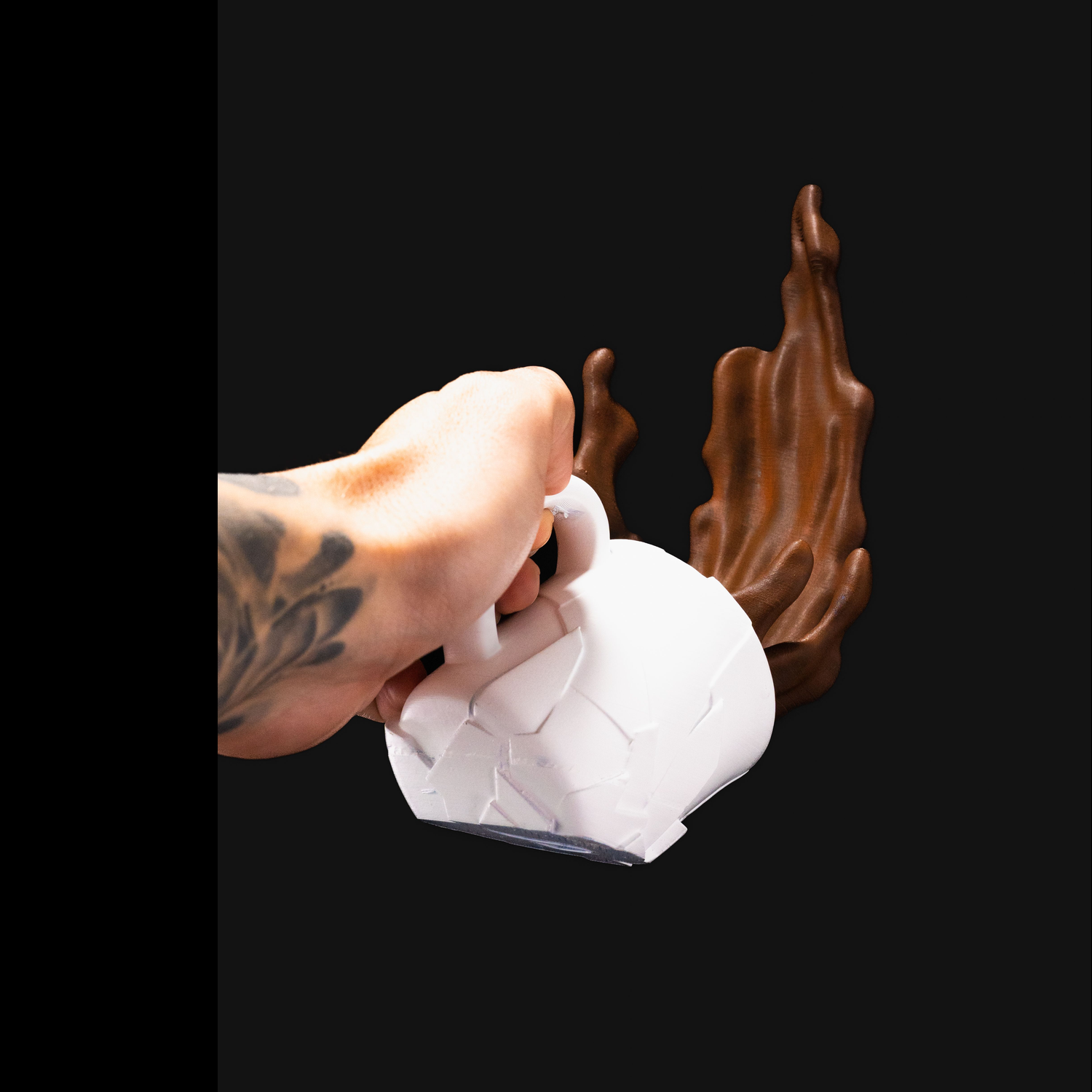 Figura decorativa Falling Coffee Cup