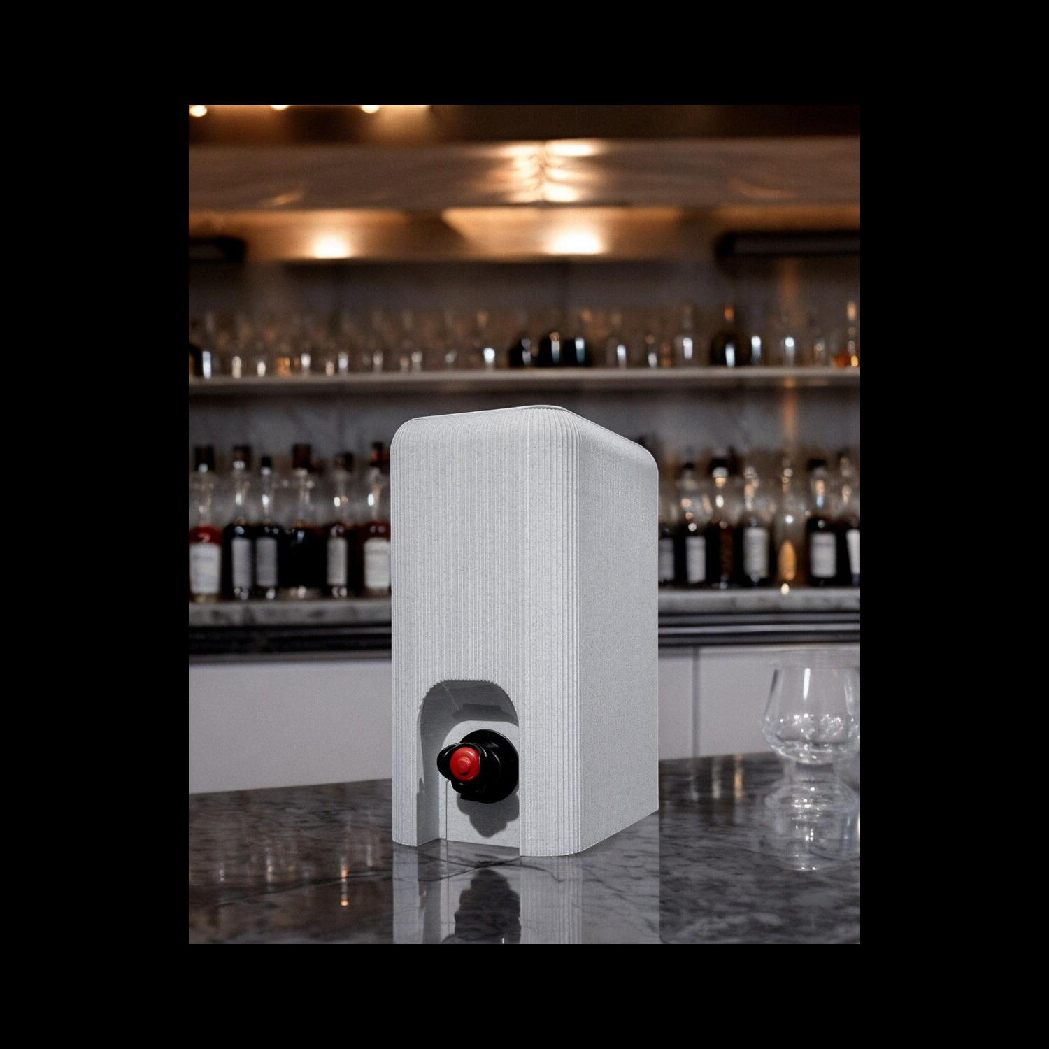 Dispensador para bolsa de vino de diseño sencillo